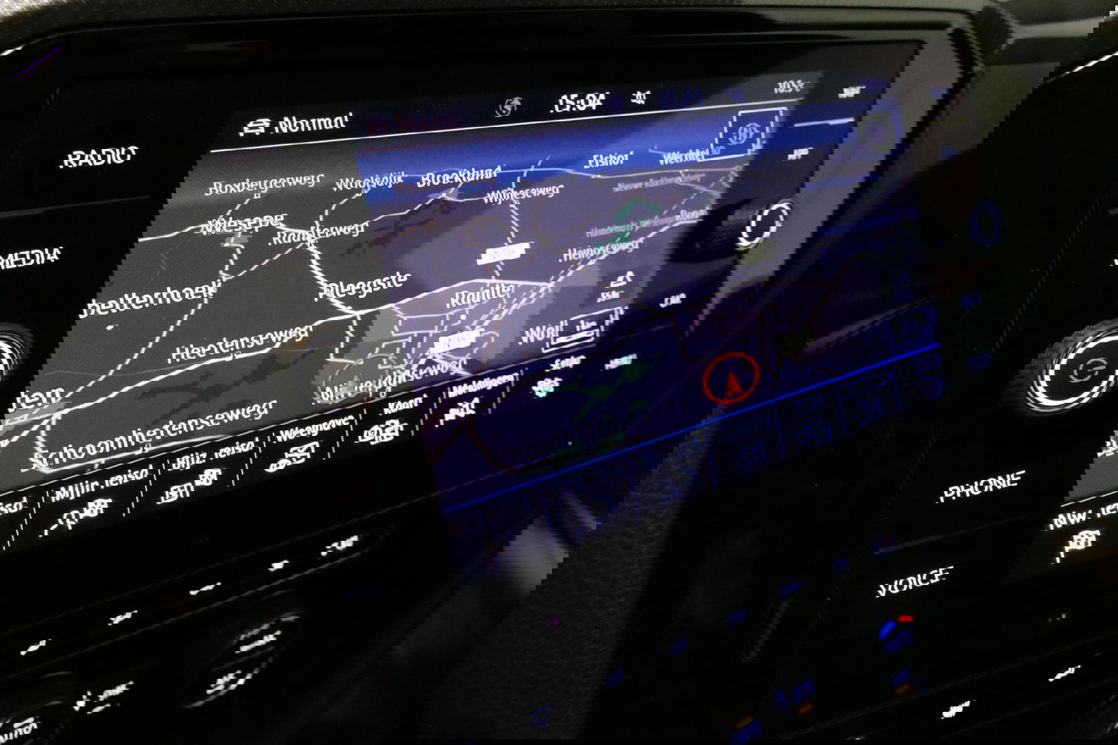 Volkswagen Arteon 2.0 TSI Business R / Stoelverwarming / Apple Carplay - Android Auto / Ergo Active best. stoel / Navigatie / Climatronic / Full LED / Elektr. wegklapbare trekhaak / Keyless / Grootlicht assistent