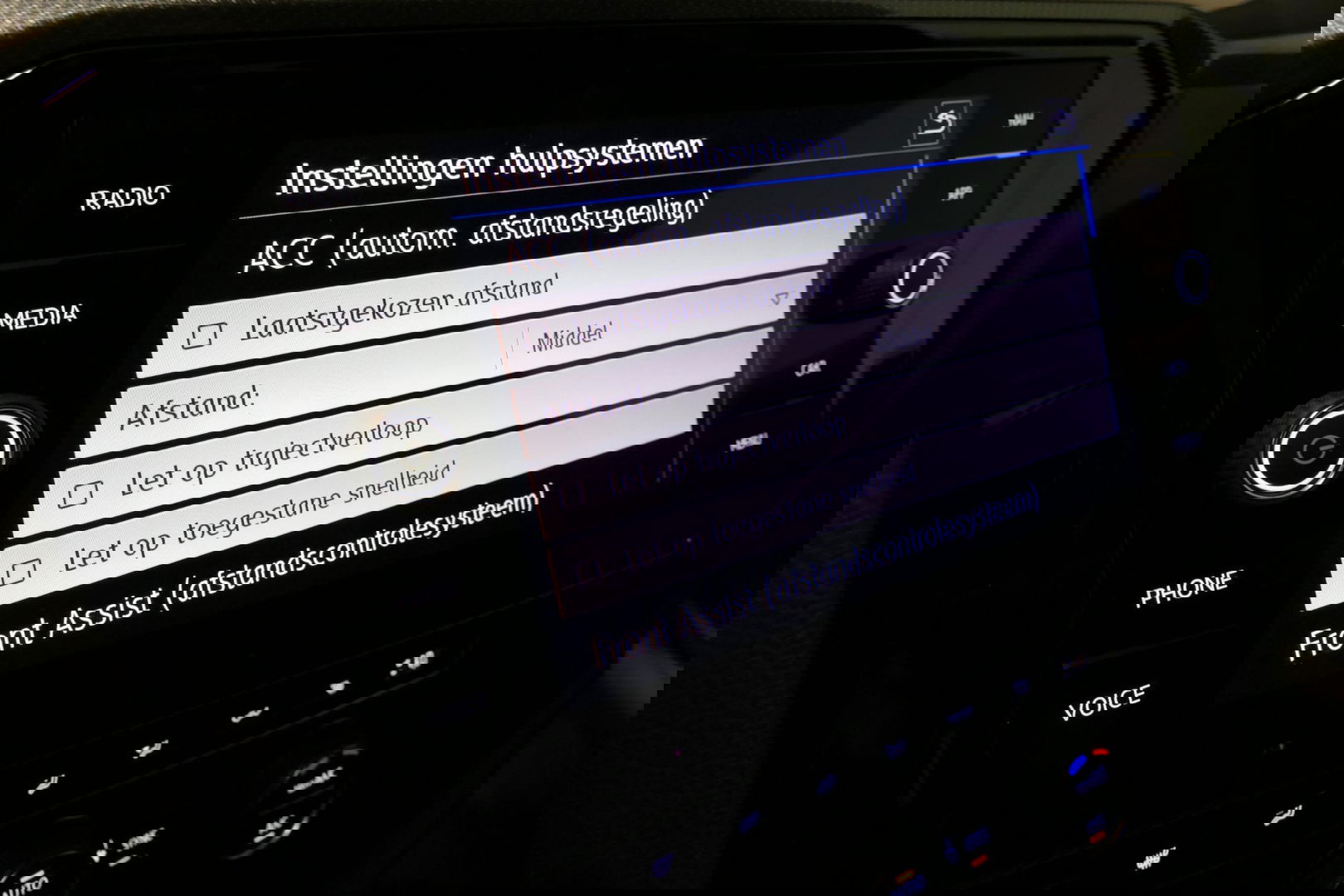 Volkswagen Arteon 2.0 TSI Business R / Stoelverwarming / Apple Carplay - Android Auto / Ergo Active best. stoel / Navigatie / Climatronic / Full LED / Elektr. wegklapbare trekhaak / Keyless / Grootlicht assistent