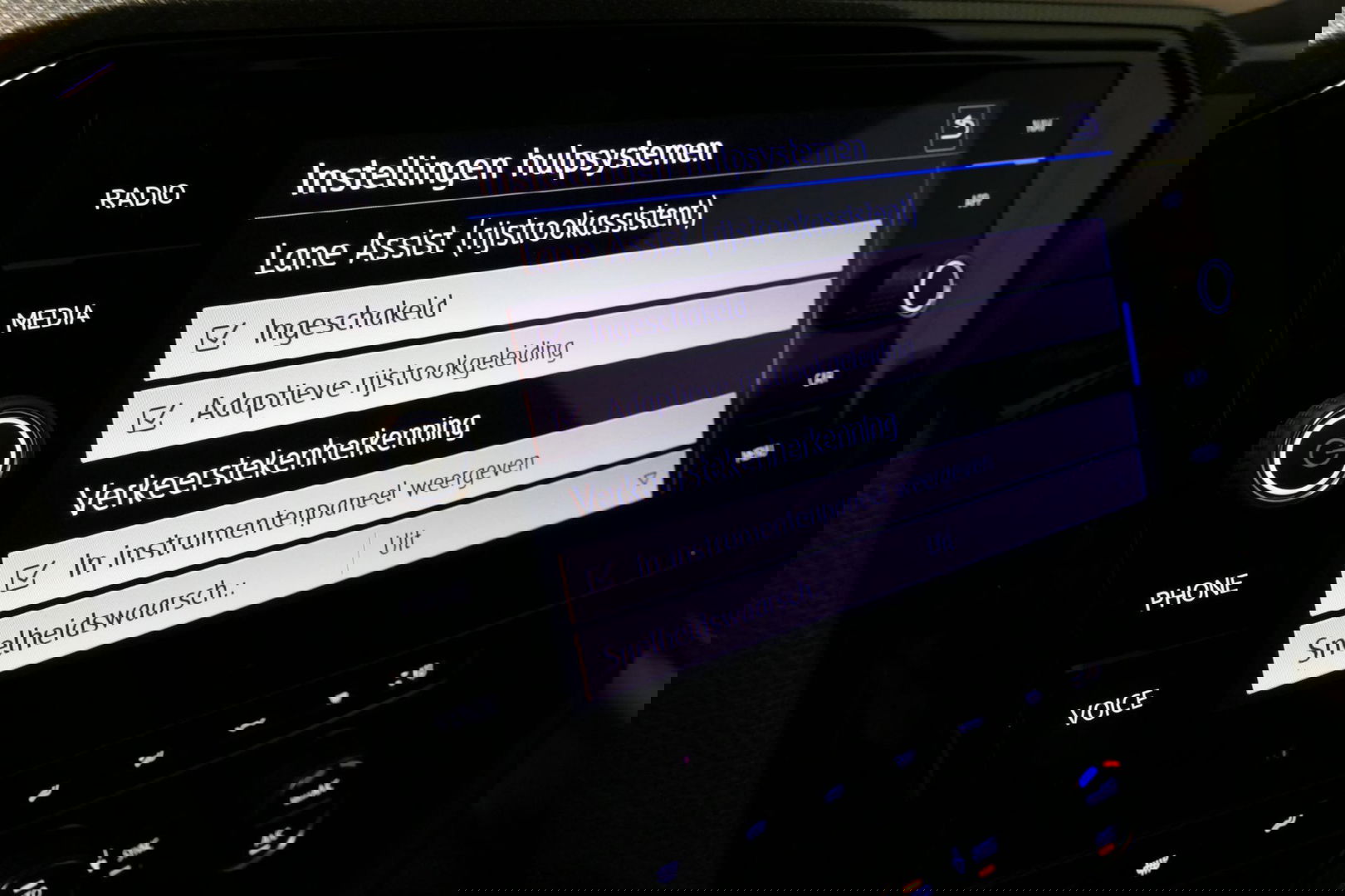 Volkswagen Arteon 2.0 TSI Business R / Stoelverwarming / Apple Carplay - Android Auto / Ergo Active best. stoel / Navigatie / Climatronic / Full LED / Elektr. wegklapbare trekhaak / Keyless / Grootlicht assistent