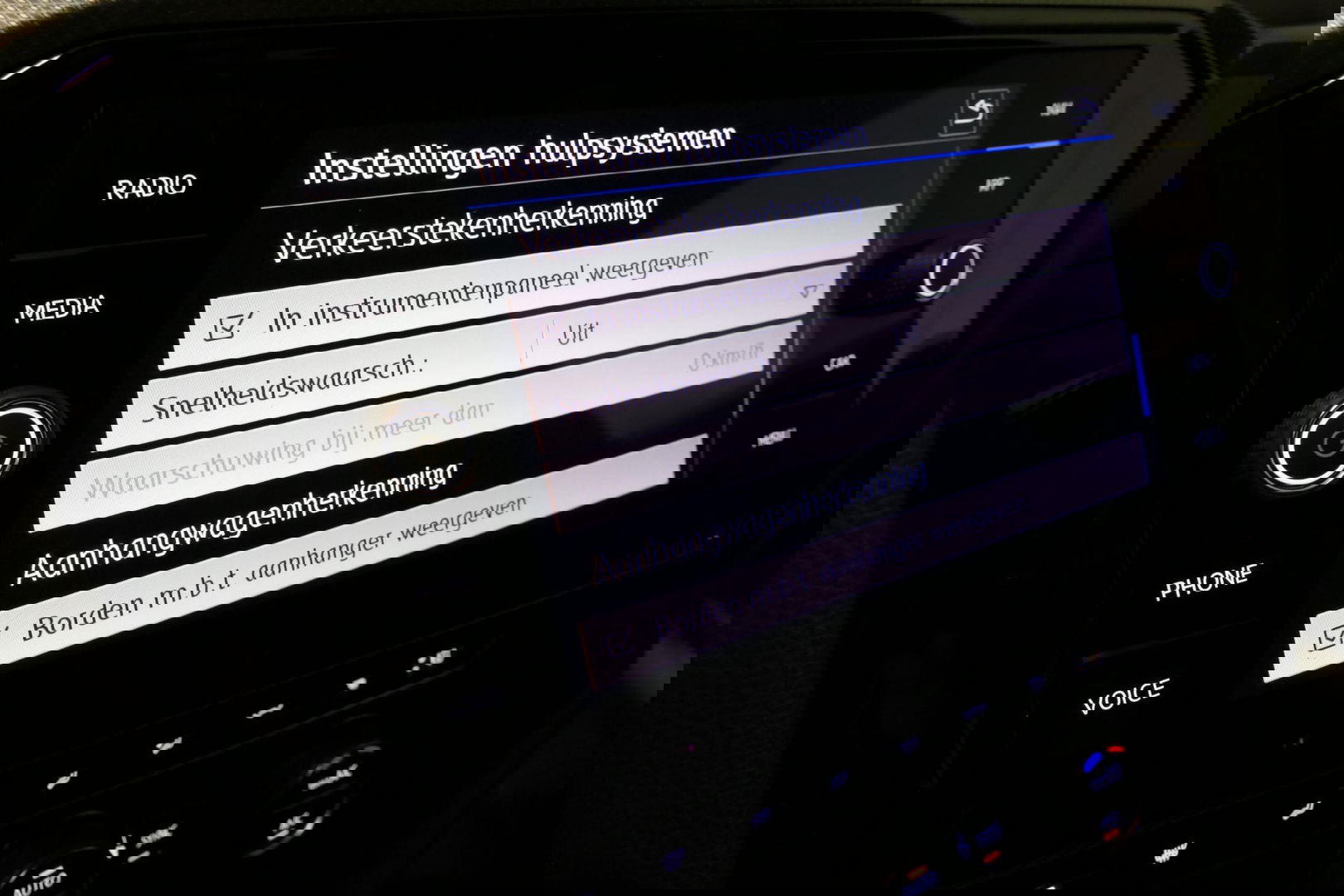 Volkswagen Arteon 2.0 TSI Business R / Stoelverwarming / Apple Carplay - Android Auto / Ergo Active best. stoel / Navigatie / Climatronic / Full LED / Elektr. wegklapbare trekhaak / Keyless / Grootlicht assistent