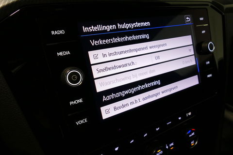 Volkswagen Arteon 2.0 TSI Business R / Stoelverwarming / Apple Carplay - Android Auto / Ergo Active best. stoel / Navigatie / Climatronic / Full LED / Elektr. wegklapbare trekhaak / Keyless / Grootlicht assistent