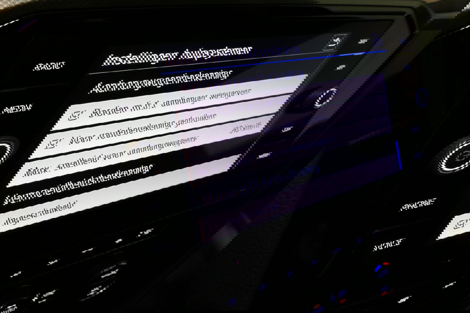 Volkswagen Arteon 2.0 TSI Business R / Stoelverwarming / Apple Carplay - Android Auto / Ergo Active best. stoel / Navigatie / Climatronic / Full LED / Elektr. wegklapbare trekhaak / Keyless / Grootlicht assistent