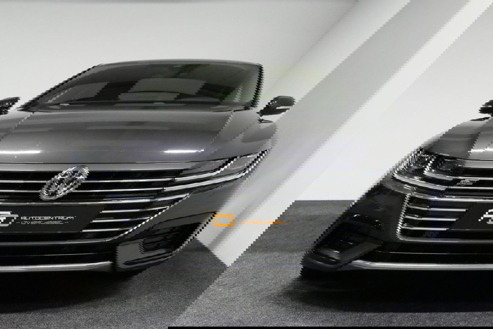 Volkswagen Arteon 2.0 TSI Business R / Stoelverwarming / Apple Carplay - Android Auto / Ergo Active best. stoel / Navigatie / Climatronic / Full LED / Elektr. wegklapbare trekhaak / Keyless / Grootlicht assistent