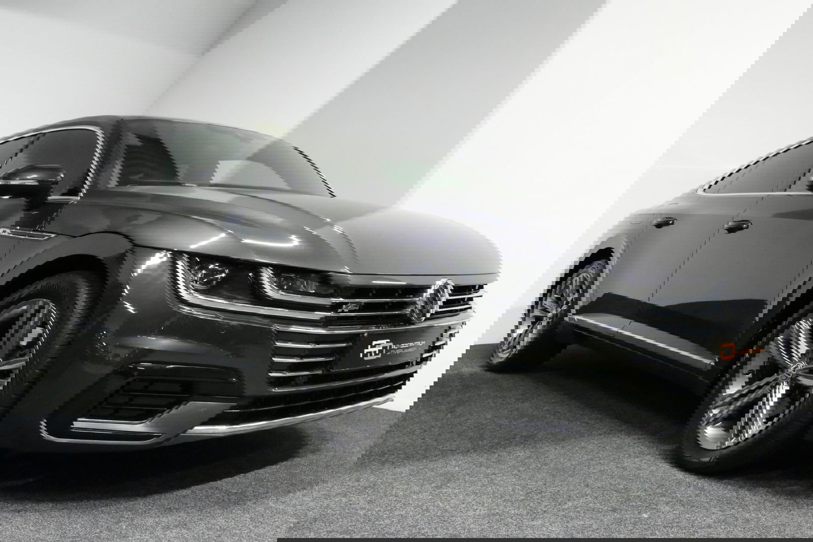 Volkswagen Arteon 2.0 TSI Business R / Stoelverwarming / Apple Carplay - Android Auto / Ergo Active best. stoel / Navigatie / Climatronic / Full LED / Elektr. wegklapbare trekhaak / Keyless / Grootlicht assistent