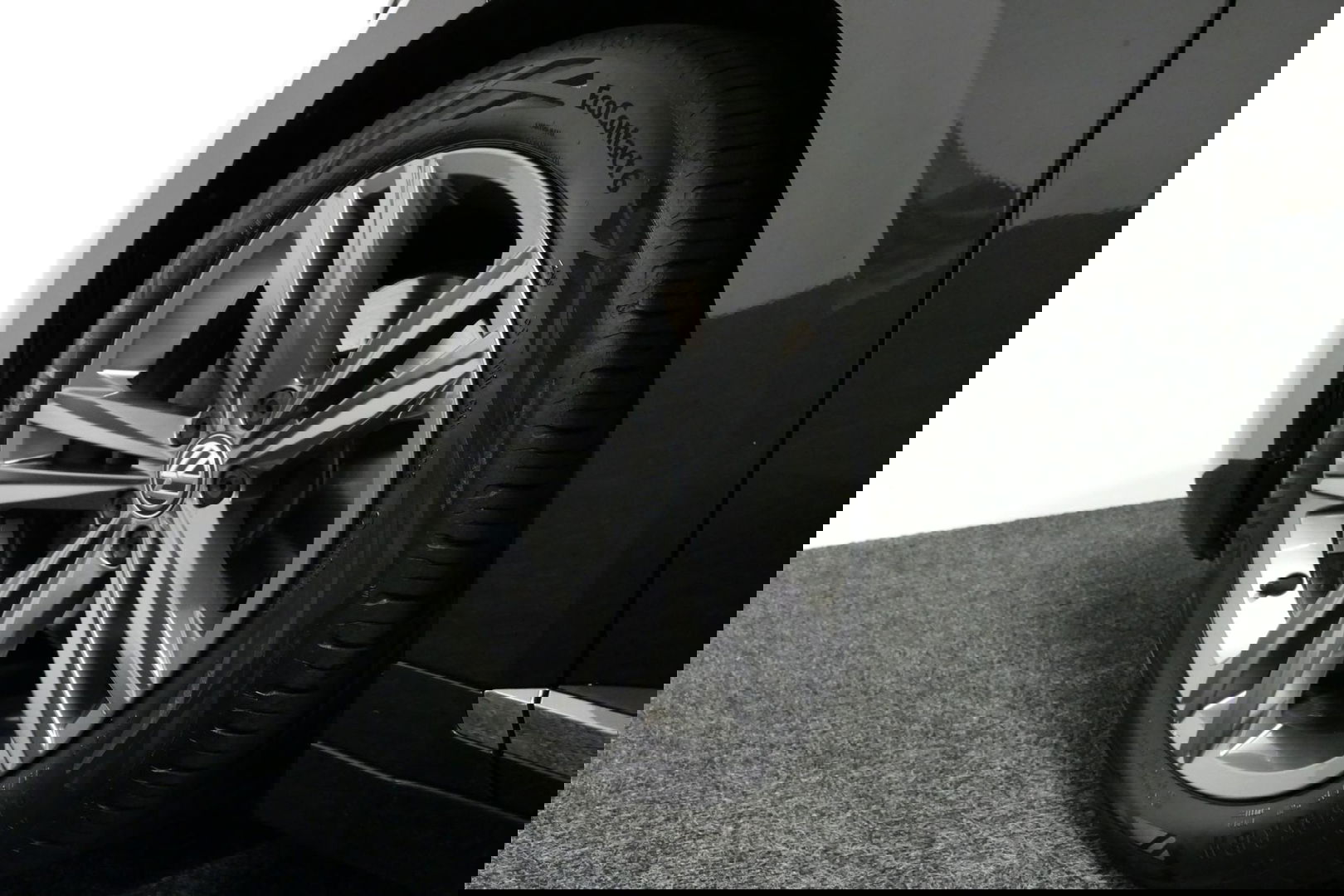 Volkswagen Arteon 2.0 TSI Business R / Stoelverwarming / Apple Carplay - Android Auto / Ergo Active best. stoel / Navigatie / Climatronic / Full LED / Elektr. wegklapbare trekhaak / Keyless / Grootlicht assistent