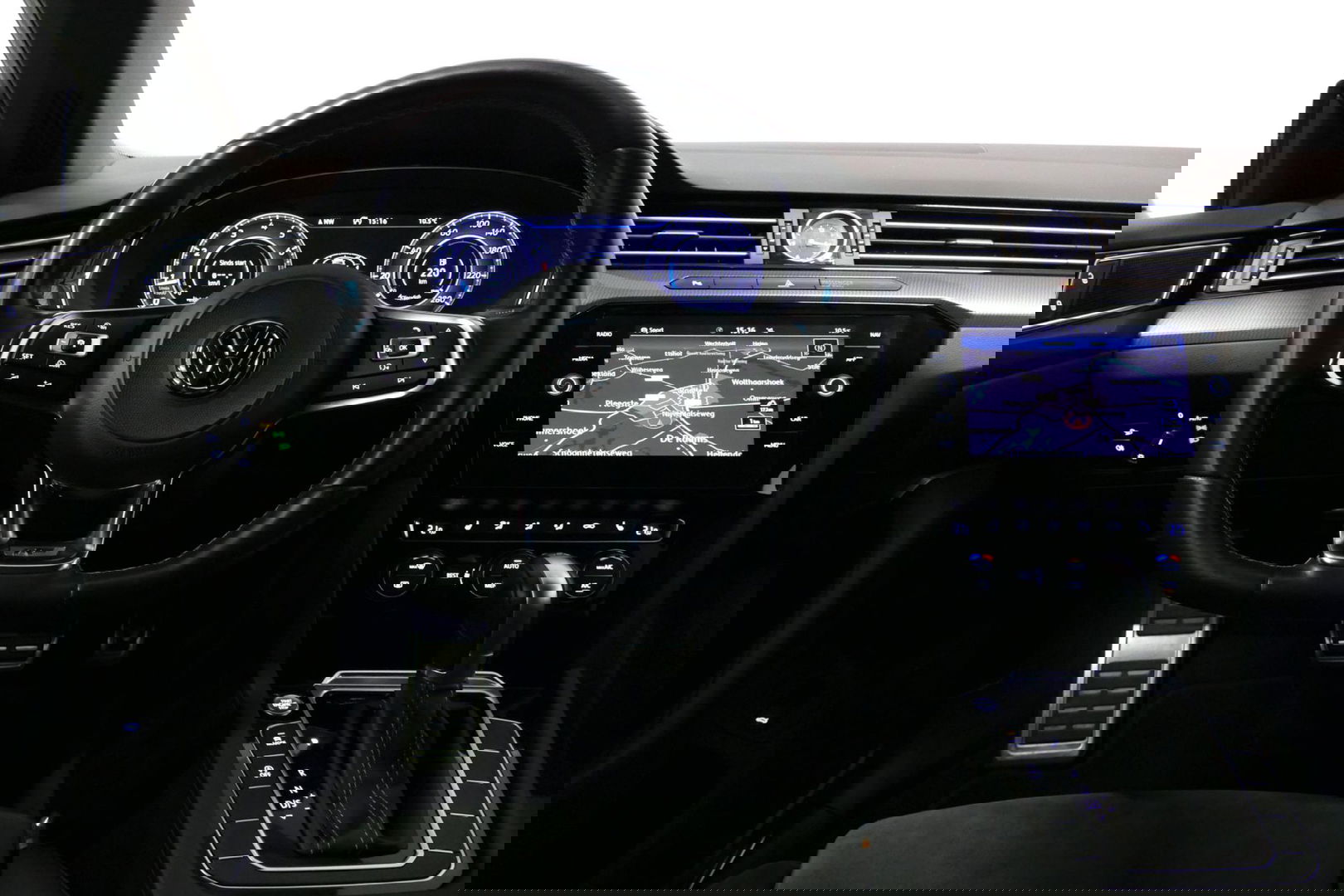 Volkswagen Arteon 2.0 TSI Business R / Stoelverwarming / Apple Carplay - Android Auto / Ergo Active best. stoel / Navigatie / Climatronic / Full LED / Elektr. wegklapbare trekhaak / Keyless / Grootlicht assistent