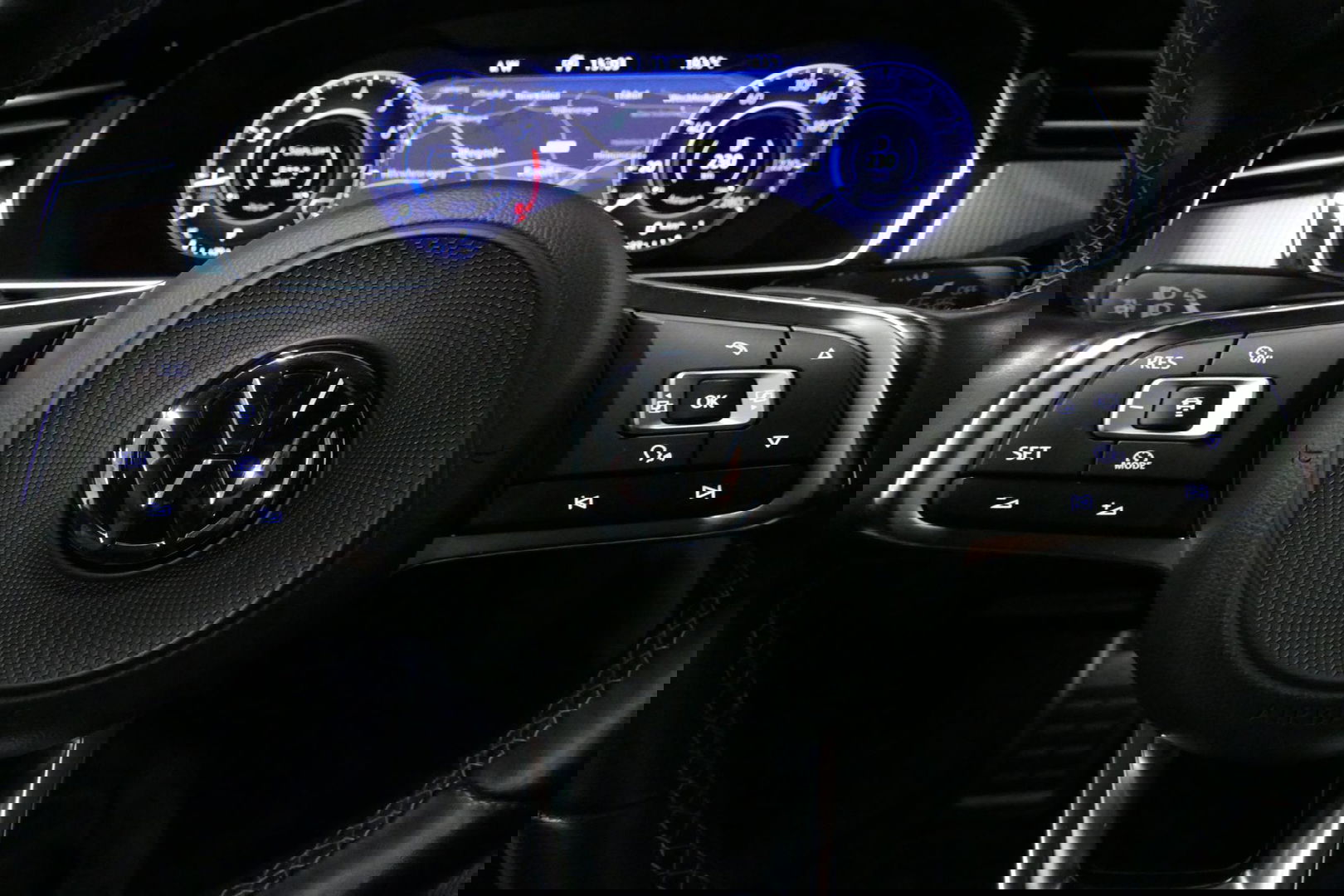 Volkswagen Arteon 2.0 TSI Business R / Stoelverwarming / Apple Carplay - Android Auto / Ergo Active best. stoel / Navigatie / Climatronic / Full LED / Elektr. wegklapbare trekhaak / Keyless / Grootlicht assistent