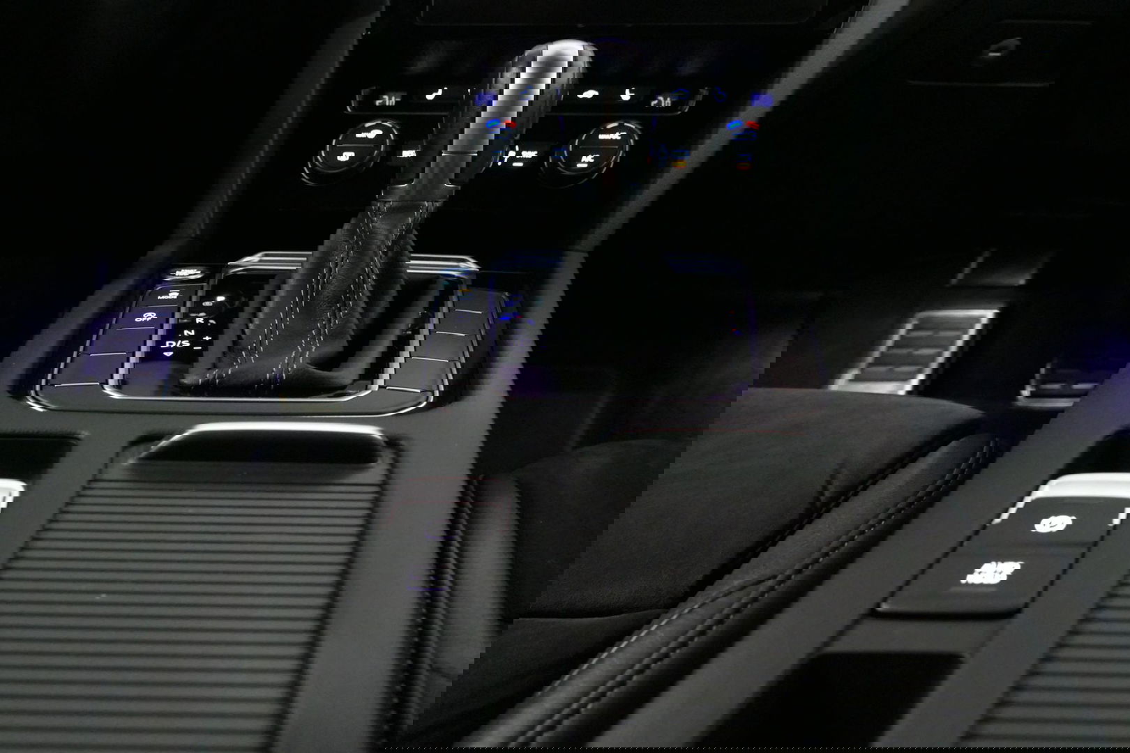 Volkswagen Arteon 2.0 TSI Business R / Stoelverwarming / Apple Carplay - Android Auto / Ergo Active best. stoel / Navigatie / Climatronic / Full LED / Elektr. wegklapbare trekhaak / Keyless / Grootlicht assistent