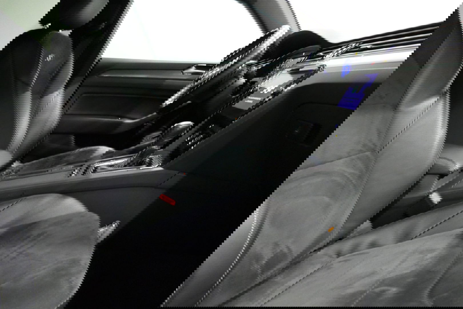 Volkswagen Arteon 2.0 TSI Business R / Stoelverwarming / Apple Carplay - Android Auto / Ergo Active best. stoel / Navigatie / Climatronic / Full LED / Elektr. wegklapbare trekhaak / Keyless / Grootlicht assistent