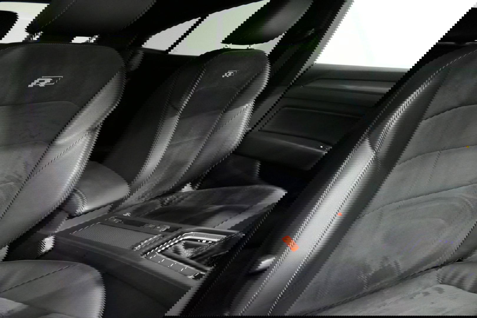 Volkswagen Arteon 2.0 TSI Business R / Stoelverwarming / Apple Carplay - Android Auto / Ergo Active best. stoel / Navigatie / Climatronic / Full LED / Elektr. wegklapbare trekhaak / Keyless / Grootlicht assistent