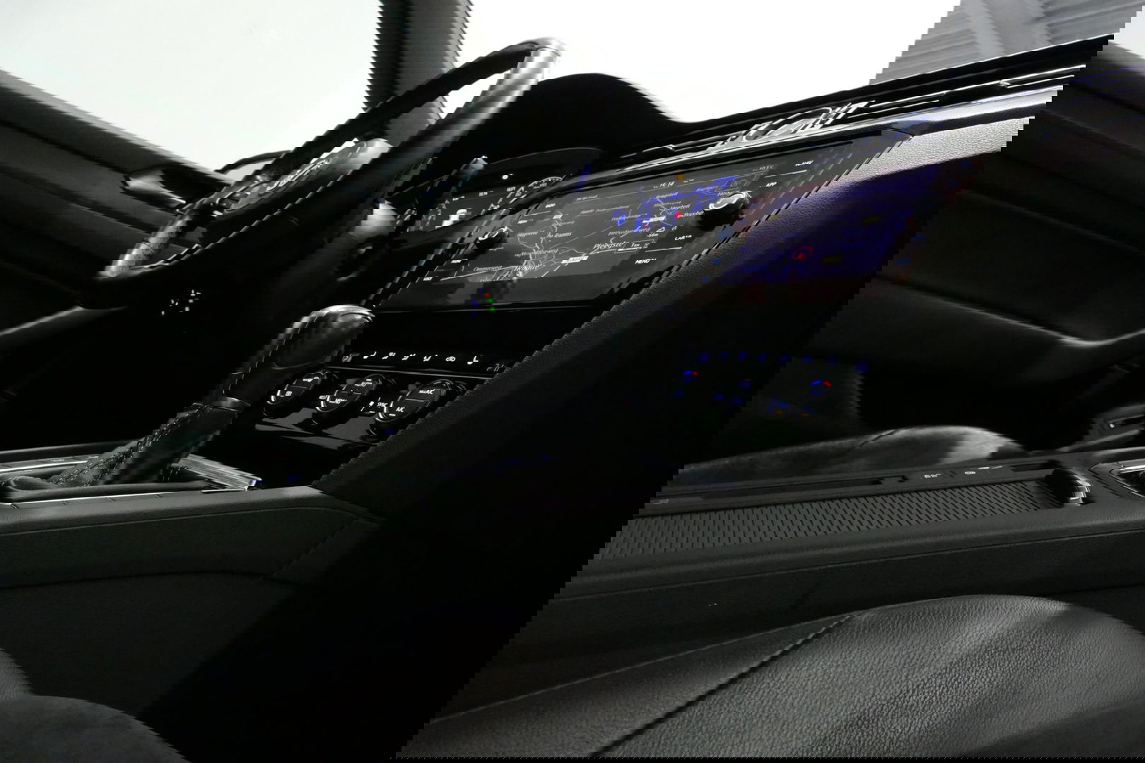 Volkswagen Arteon 2.0 TSI Business R / Stoelverwarming / Apple Carplay - Android Auto / Ergo Active best. stoel / Navigatie / Climatronic / Full LED / Elektr. wegklapbare trekhaak / Keyless / Grootlicht assistent