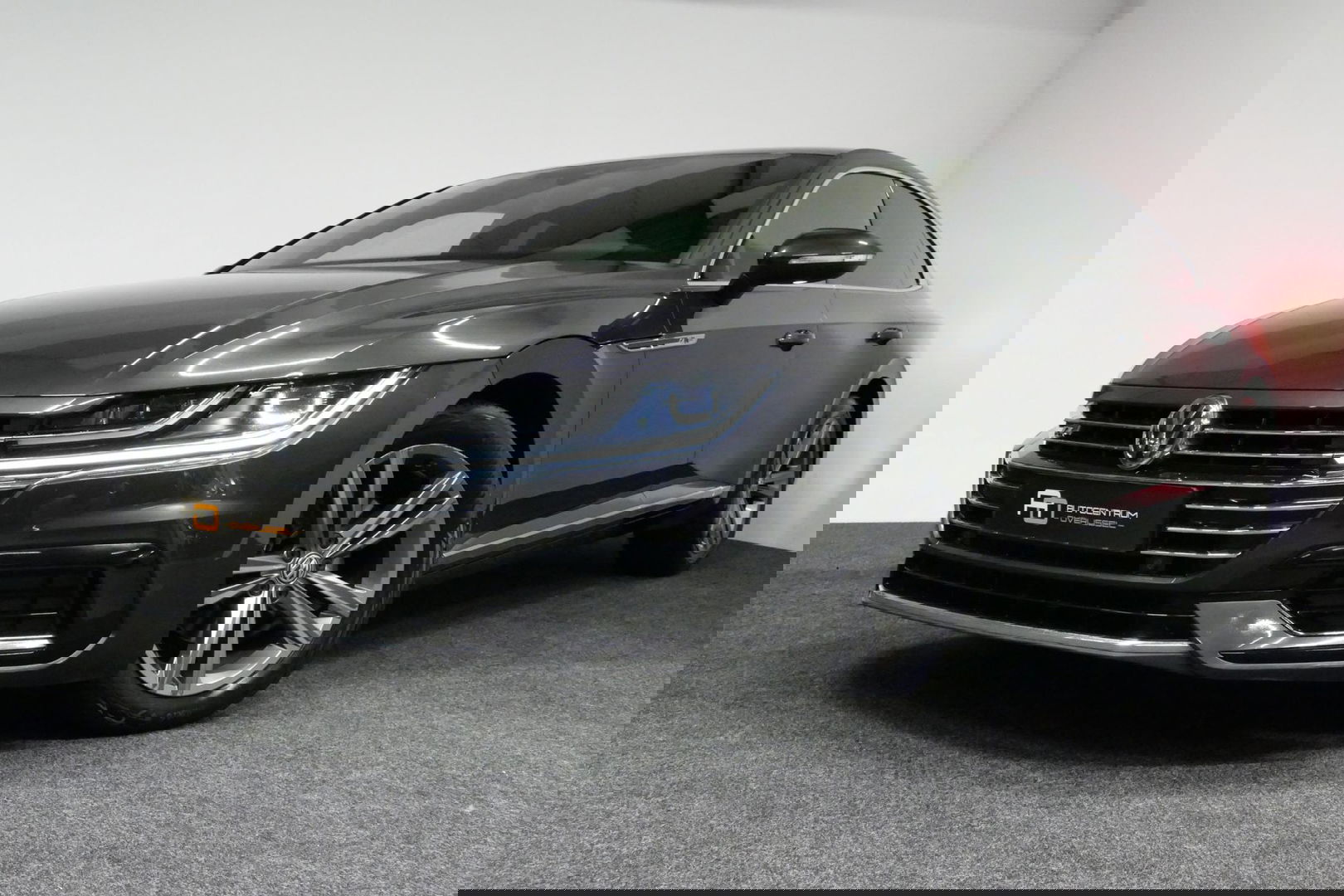 Volkswagen Arteon 2.0 TSI Business R / Stoelverwarming / Apple Carplay - Android Auto / Ergo Active best. stoel / Navigatie / Climatronic / Full LED / Elektr. wegklapbare trekhaak / Keyless / Grootlicht assistent