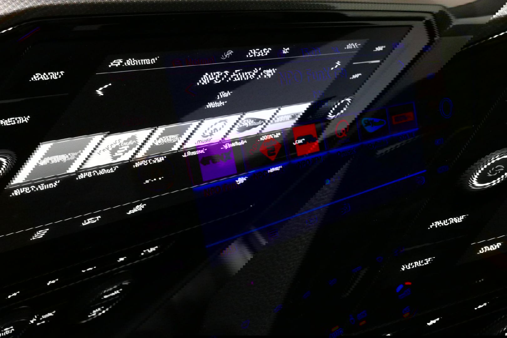 Volkswagen Arteon 2.0 TSI Business R / Stoelverwarming / Apple Carplay - Android Auto / Ergo Active best. stoel / Navigatie / Climatronic / Full LED / Elektr. wegklapbare trekhaak / Keyless / Grootlicht assistent