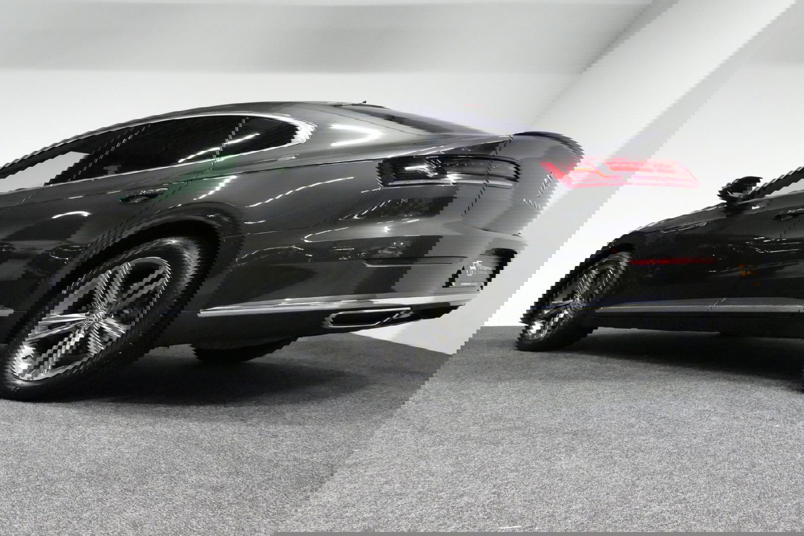 Volkswagen Arteon 2.0 TSI Business R / Stoelverwarming / Apple Carplay - Android Auto / Ergo Active best. stoel / Navigatie / Climatronic / Full LED / Elektr. wegklapbare trekhaak / Keyless / Grootlicht assistent