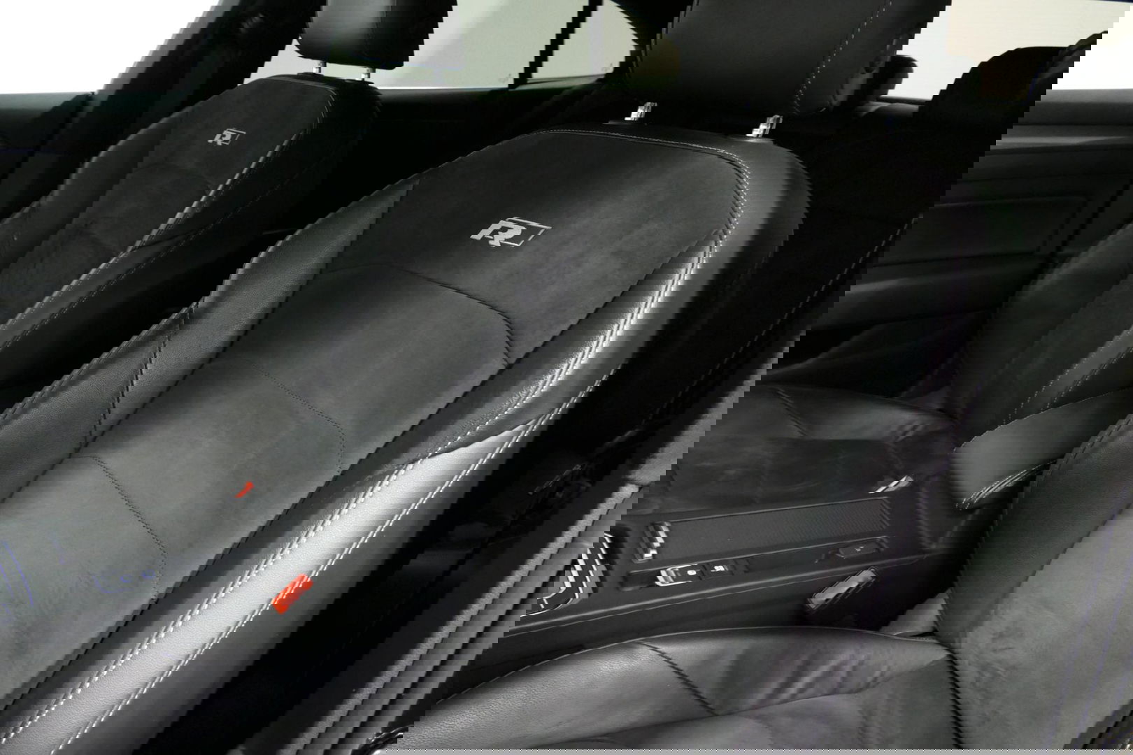 Volkswagen Arteon 2.0 TSI Business R / Stoelverwarming / Apple Carplay - Android Auto / Ergo Active best. stoel / Navigatie / Climatronic / Full LED / Elektr. wegklapbare trekhaak / Keyless / Grootlicht assistent