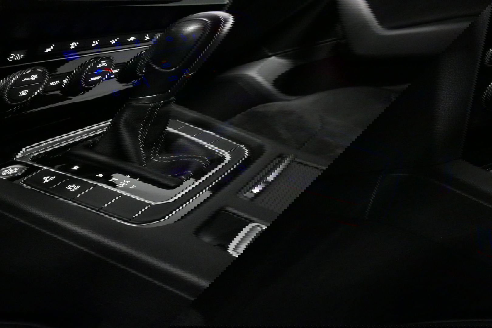 Volkswagen Arteon 2.0 TSI Business R / Stoelverwarming / Apple Carplay - Android Auto / Ergo Active best. stoel / Navigatie / Climatronic / Full LED / Elektr. wegklapbare trekhaak / Keyless / Grootlicht assistent