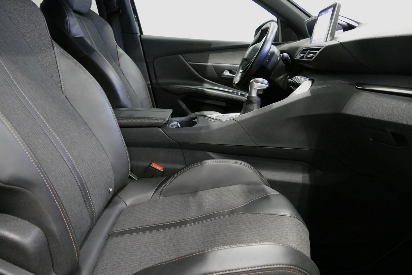 Peugeot 3008 1.2 PureTech GT Line / Apple carplay - Android Auto / Achteruitrijcamera / Navigatie / DAB+ / Dodehoek detectie / Cruise Control / 19'' LMV / Full LED / Keyless