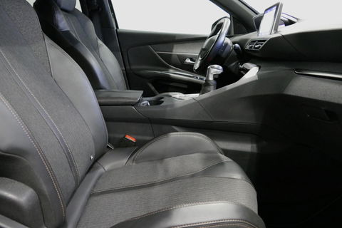 Peugeot 3008 1.2 PureTech GT Line / Apple carplay - Android Auto / Achteruitrijcamera / Navigatie / DAB+ / Dodehoek detectie / Cruise Control / 19'' LMV / Full LED / Keyless