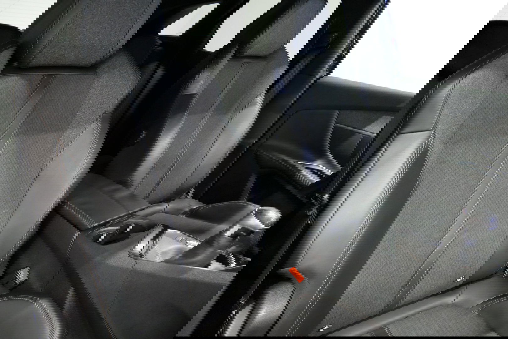 Peugeot 3008 1.2 PureTech GT Line / Apple carplay - Android Auto / Achteruitrijcamera / Navigatie / DAB+ / Dodehoek detectie / Cruise Control / 19'' LMV / Full LED / Keyless