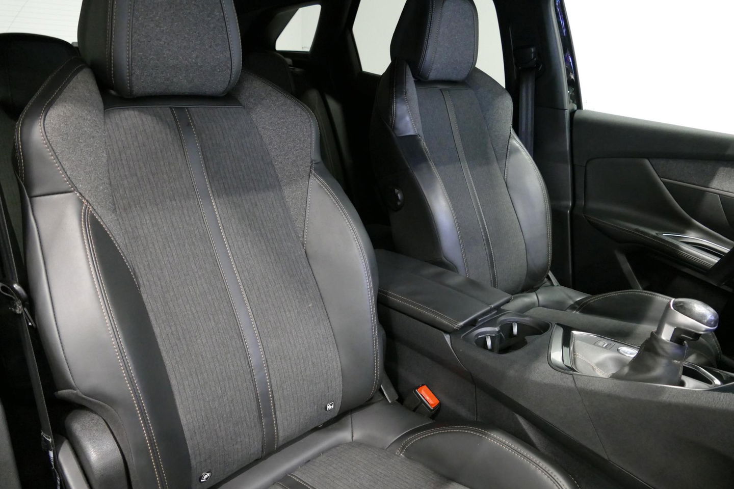 Peugeot 3008 1.2 PureTech GT Line / Apple carplay - Android Auto / Achteruitrijcamera / Navigatie / DAB+ / Dodehoek detectie / Cruise Control / 19'' LMV / Full LED / Keyless