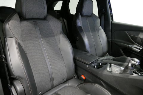 Peugeot 3008 1.2 PureTech GT Line / Apple carplay - Android Auto / Achteruitrijcamera / Navigatie / DAB+ / Dodehoek detectie / Cruise Control / 19'' LMV / Full LED / Keyless