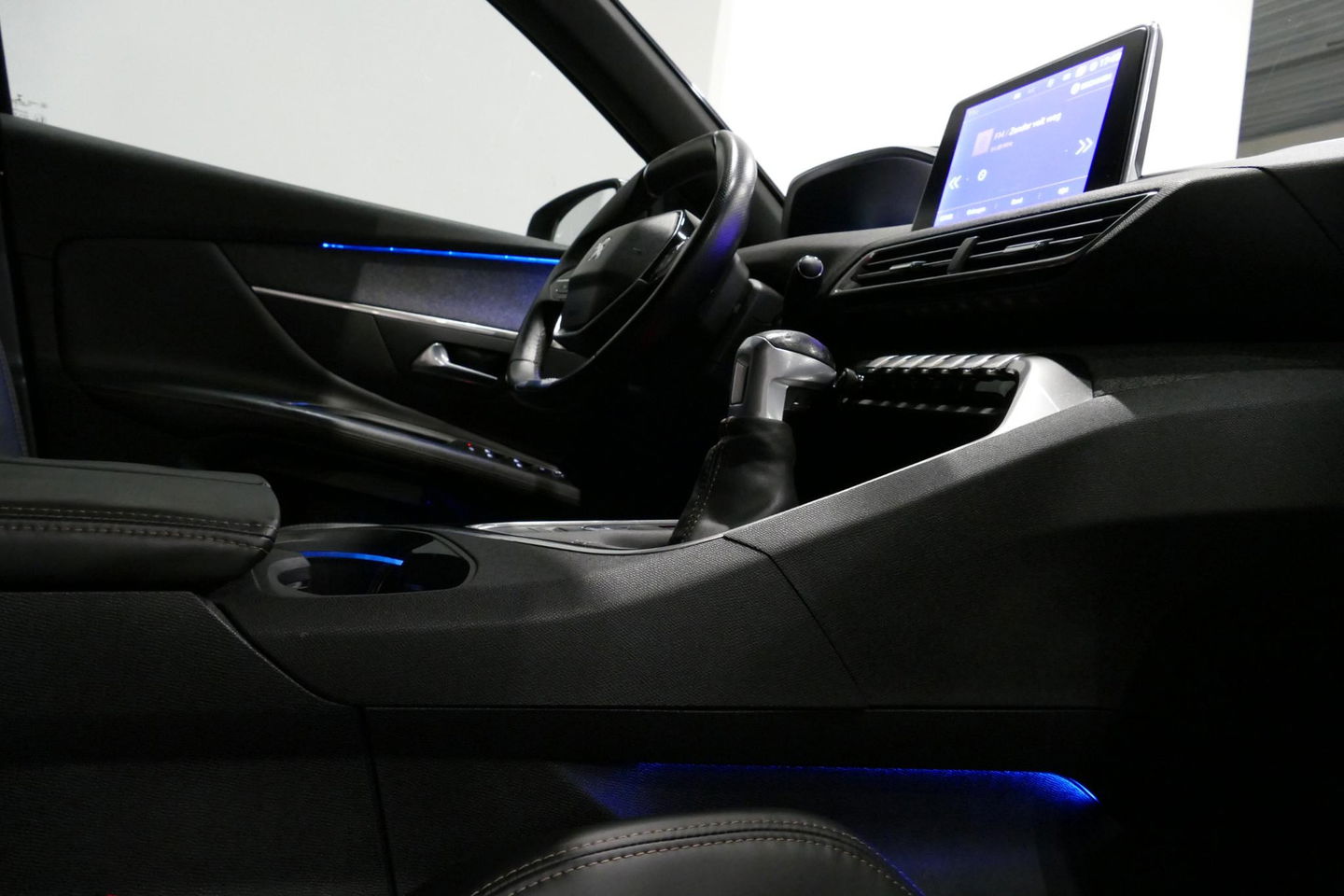 Peugeot 3008 1.2 PureTech GT Line / Apple carplay - Android Auto / Achteruitrijcamera / Navigatie / DAB+ / Dodehoek detectie / Cruise Control / 19'' LMV / Full LED / Keyless