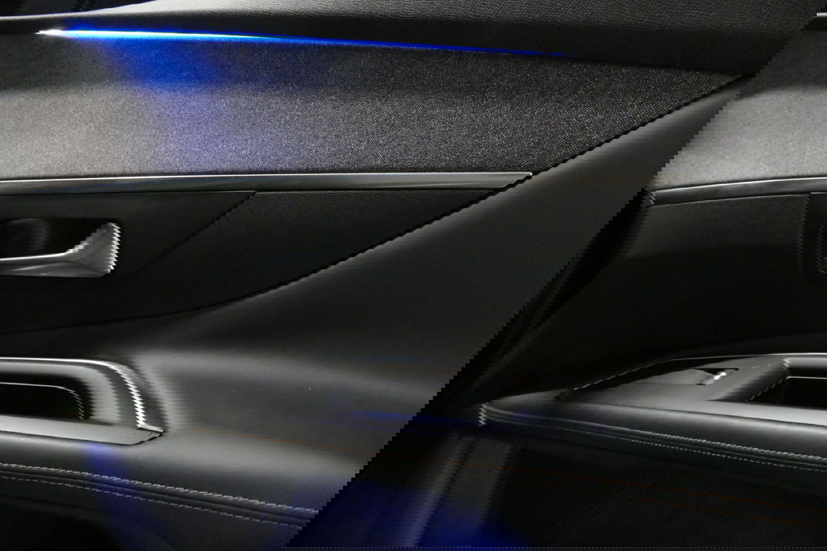 Peugeot 3008 1.2 PureTech GT Line / Apple carplay - Android Auto / Achteruitrijcamera / Navigatie / DAB+ / Dodehoek detectie / Cruise Control / 19'' LMV / Full LED / Keyless