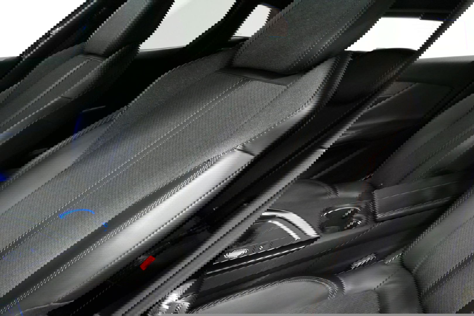 Peugeot 3008 1.2 PureTech GT Line / Apple carplay - Android Auto / Achteruitrijcamera / Navigatie / DAB+ / Dodehoek detectie / Cruise Control / 19'' LMV / Full LED / Keyless