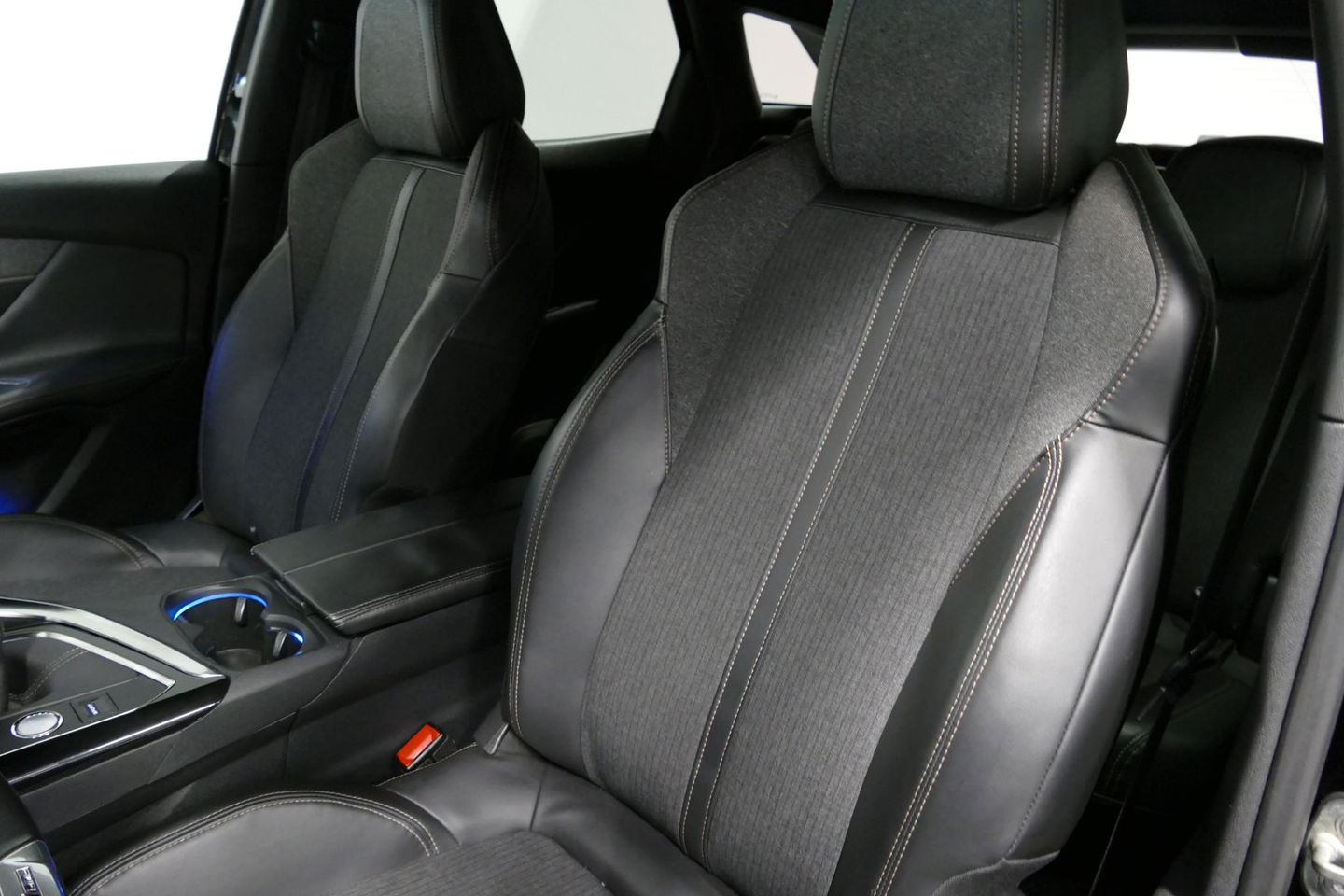 Peugeot 3008 1.2 PureTech GT Line / Apple carplay - Android Auto / Achteruitrijcamera / Navigatie / DAB+ / Dodehoek detectie / Cruise Control / 19'' LMV / Full LED / Keyless