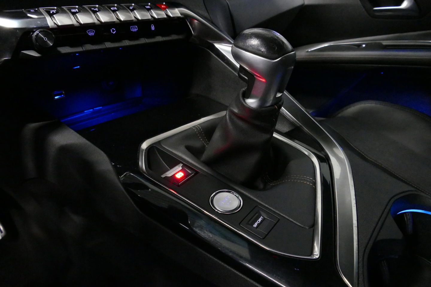 Peugeot 3008 1.2 PureTech GT Line / Apple carplay - Android Auto / Achteruitrijcamera / Navigatie / DAB+ / Dodehoek detectie / Cruise Control / 19'' LMV / Full LED / Keyless