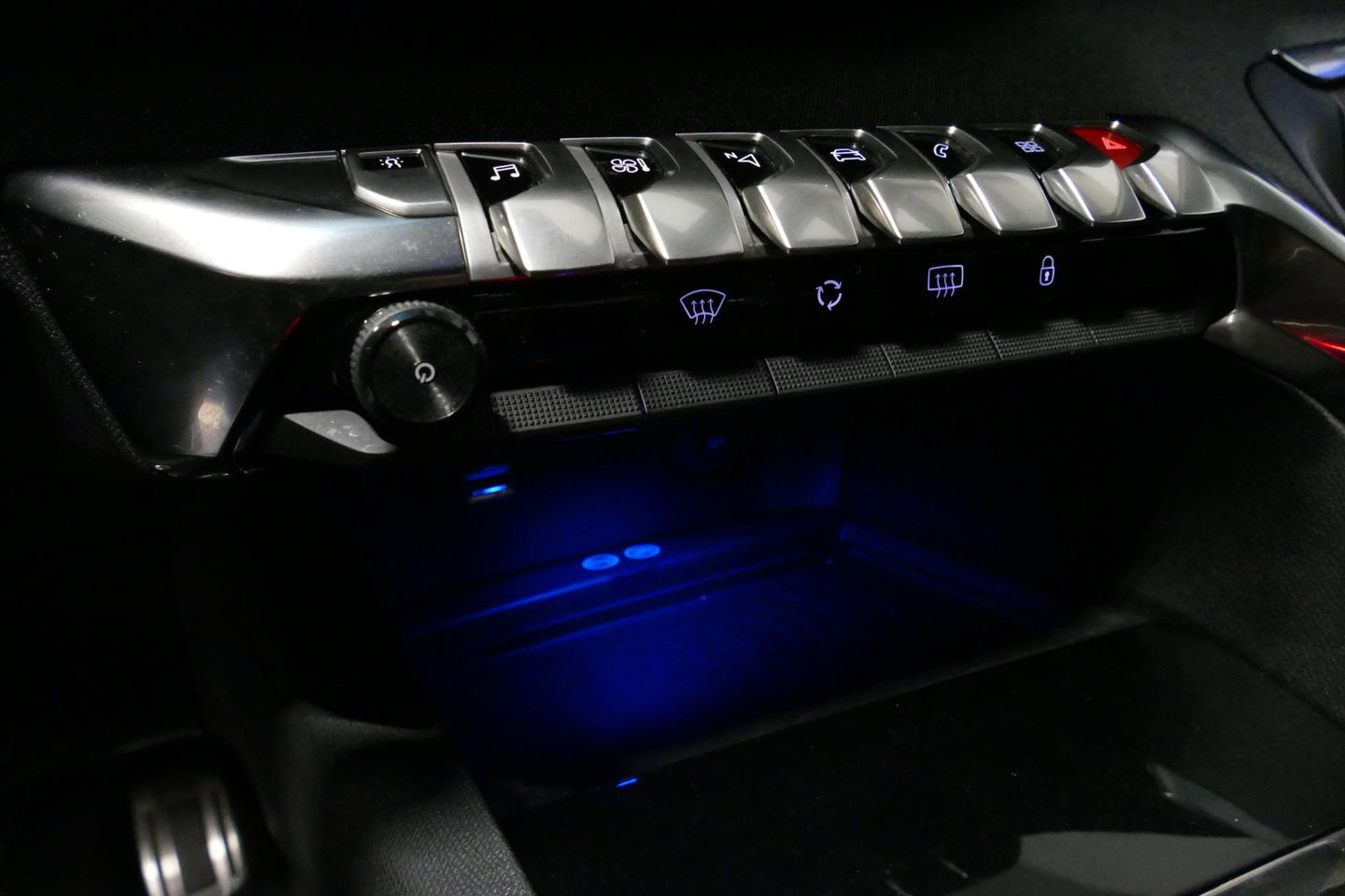 Peugeot 3008 1.2 PureTech GT Line / Apple carplay - Android Auto / Achteruitrijcamera / Navigatie / DAB+ / Dodehoek detectie / Cruise Control / 19'' LMV / Full LED / Keyless