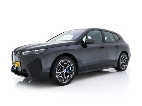 BMW iX xDrive40 High Executive 77 kWh ( 3-Fase ) {SOH-100%} (INCL-BTW) Aut. *PANO | HEAD-UP | HARMAN/KARDON-SURROUND | SOFT-CLOSE | DAB+ | DIGI-COCKPIT | HEATED-COMFORTSEATS | FULL-LED | CARPLAY | TOWBAR | AMBIENT-LIGHT | TOPVIEW | MEMORY-PACK |