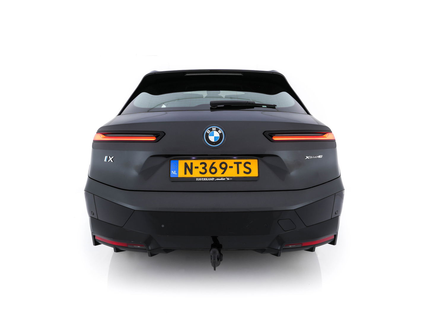 BMW iX xDrive40 High Executive 77 kWh ( 3-Fase ) {SOH-100%} (INCL-BTW) Aut. *PANO | HEAD-UP | HARMAN/KARDON-SURROUND | SOFT-CLOSE | DAB+ | DIGI-COCKPIT | HEATED-COMFORTSEATS | FULL-LED | CARPLAY | TOWBAR | AMBIENT-LIGHT | TOPVIEW | MEMORY-PACK |