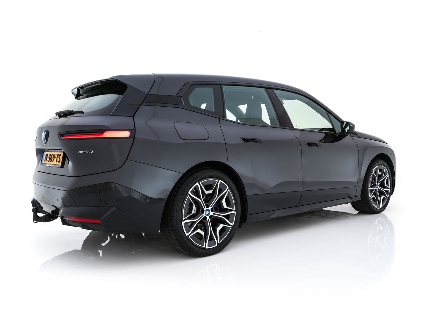 BMW iX xDrive40 High Executive 77 kWh ( 3-Fase ) {SOH-100%} (INCL-BTW) Aut. *PANO | HEAD-UP | HARMAN/KARDON-SURROUND | SOFT-CLOSE | DAB+ | DIGI-COCKPIT | HEATED-COMFORTSEATS | FULL-LED | CARPLAY | TOWBAR | AMBIENT-LIGHT | TOPVIEW | MEMORY-PACK |