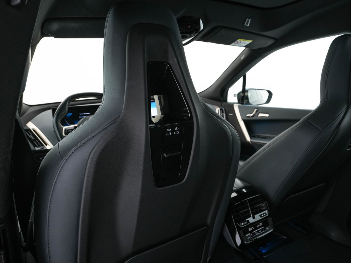 BMW iX xDrive40 High Executive 77 kWh ( 3-Fase ) {SOH-100%} (INCL-BTW) Aut. *PANO | HEAD-UP | HARMAN/KARDON-SURROUND | SOFT-CLOSE | DAB+ | DIGI-COCKPIT | HEATED-COMFORTSEATS | FULL-LED | CARPLAY | TOWBAR | AMBIENT-LIGHT | TOPVIEW | MEMORY-PACK |