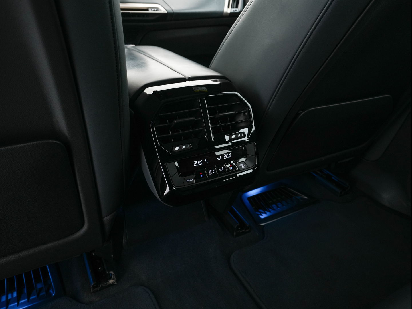 BMW iX xDrive40 High Executive 77 kWh ( 3-Fase ) {SOH-100%} (INCL-BTW) Aut. *PANO | HEAD-UP | HARMAN/KARDON-SURROUND | SOFT-CLOSE | DAB+ | DIGI-COCKPIT | HEATED-COMFORTSEATS | FULL-LED | CARPLAY | TOWBAR | AMBIENT-LIGHT | TOPVIEW | MEMORY-PACK |