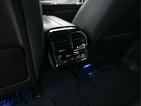 BMW iX xDrive40 High Executive 77 kWh ( 3-Fase ) {SOH-100%} (INCL-BTW) Aut. *PANO | HEAD-UP | HARMAN/KARDON-SURROUND | SOFT-CLOSE | DAB+ | DIGI-COCKPIT | HEATED-COMFORTSEATS | FULL-LED | CARPLAY | TOWBAR | AMBIENT-LIGHT | TOPVIEW | MEMORY-PACK |