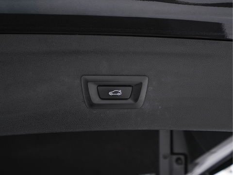 BMW iX xDrive40 High Executive 77 kWh ( 3-Fase ) {SOH-100%} (INCL-BTW) Aut. *PANO | HEAD-UP | HARMAN/KARDON-SURROUND | SOFT-CLOSE | DAB+ | DIGI-COCKPIT | HEATED-COMFORTSEATS | FULL-LED | CARPLAY | TOWBAR | AMBIENT-LIGHT | TOPVIEW | MEMORY-PACK |