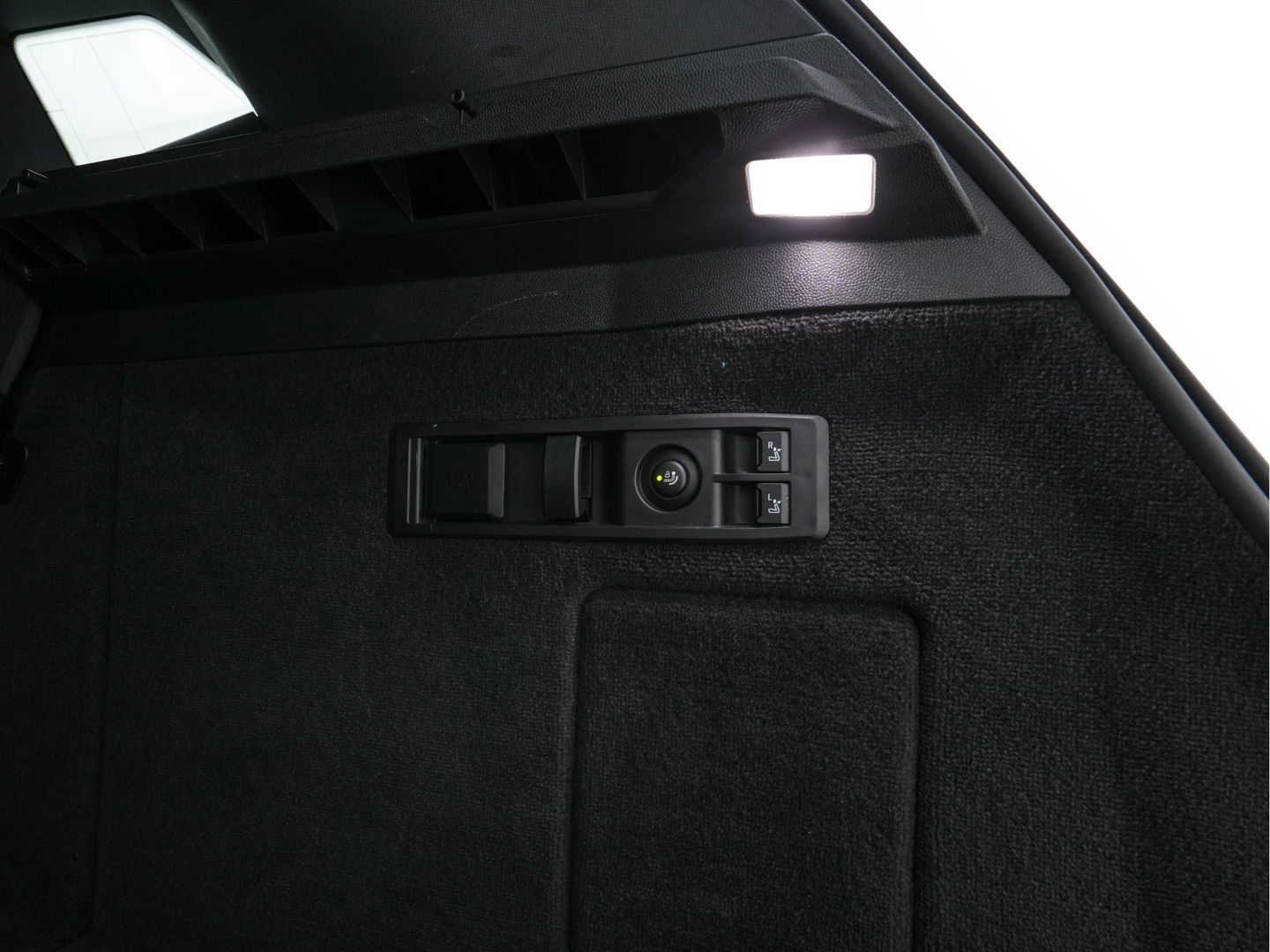 BMW iX xDrive40 High Executive 77 kWh ( 3-Fase ) {SOH-100%} (INCL-BTW) Aut. *PANO | HEAD-UP | HARMAN/KARDON-SURROUND | SOFT-CLOSE | DAB+ | DIGI-COCKPIT | HEATED-COMFORTSEATS | FULL-LED | CARPLAY | TOWBAR | AMBIENT-LIGHT | TOPVIEW | MEMORY-PACK |