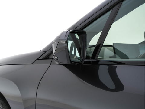 BMW iX xDrive40 High Executive 77 kWh ( 3-Fase ) {SOH-100%} (INCL-BTW) Aut. *PANO | HEAD-UP | HARMAN/KARDON-SURROUND | SOFT-CLOSE | DAB+ | DIGI-COCKPIT | HEATED-COMFORTSEATS | FULL-LED | CARPLAY | TOWBAR | AMBIENT-LIGHT | TOPVIEW | MEMORY-PACK |
