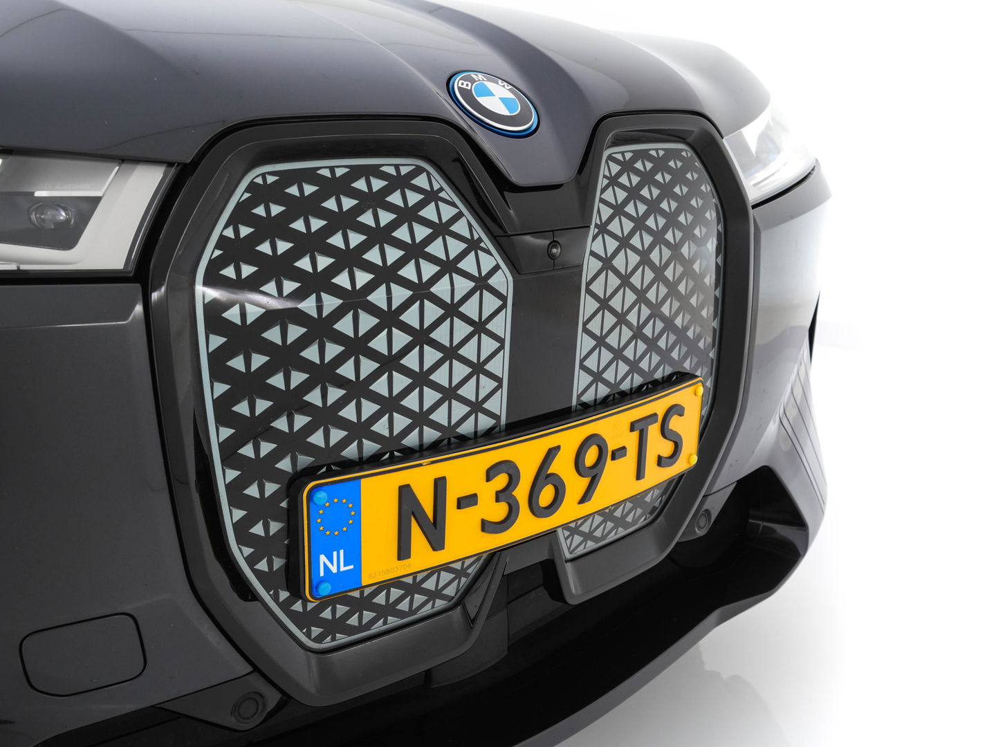 BMW iX xDrive40 High Executive 77 kWh ( 3-Fase ) {SOH-100%} (INCL-BTW) Aut. *PANO | HEAD-UP | HARMAN/KARDON-SURROUND | SOFT-CLOSE | DAB+ | DIGI-COCKPIT | HEATED-COMFORTSEATS | FULL-LED | CARPLAY | TOWBAR | AMBIENT-LIGHT | TOPVIEW | MEMORY-PACK |