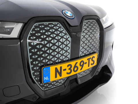 BMW iX xDrive40 High Executive 77 kWh ( 3-Fase ) {SOH-100%} (INCL-BTW) Aut. *PANO | HEAD-UP | HARMAN/KARDON-SURROUND | SOFT-CLOSE | DAB+ | DIGI-COCKPIT | HEATED-COMFORTSEATS | FULL-LED | CARPLAY | TOWBAR | AMBIENT-LIGHT | TOPVIEW | MEMORY-PACK |