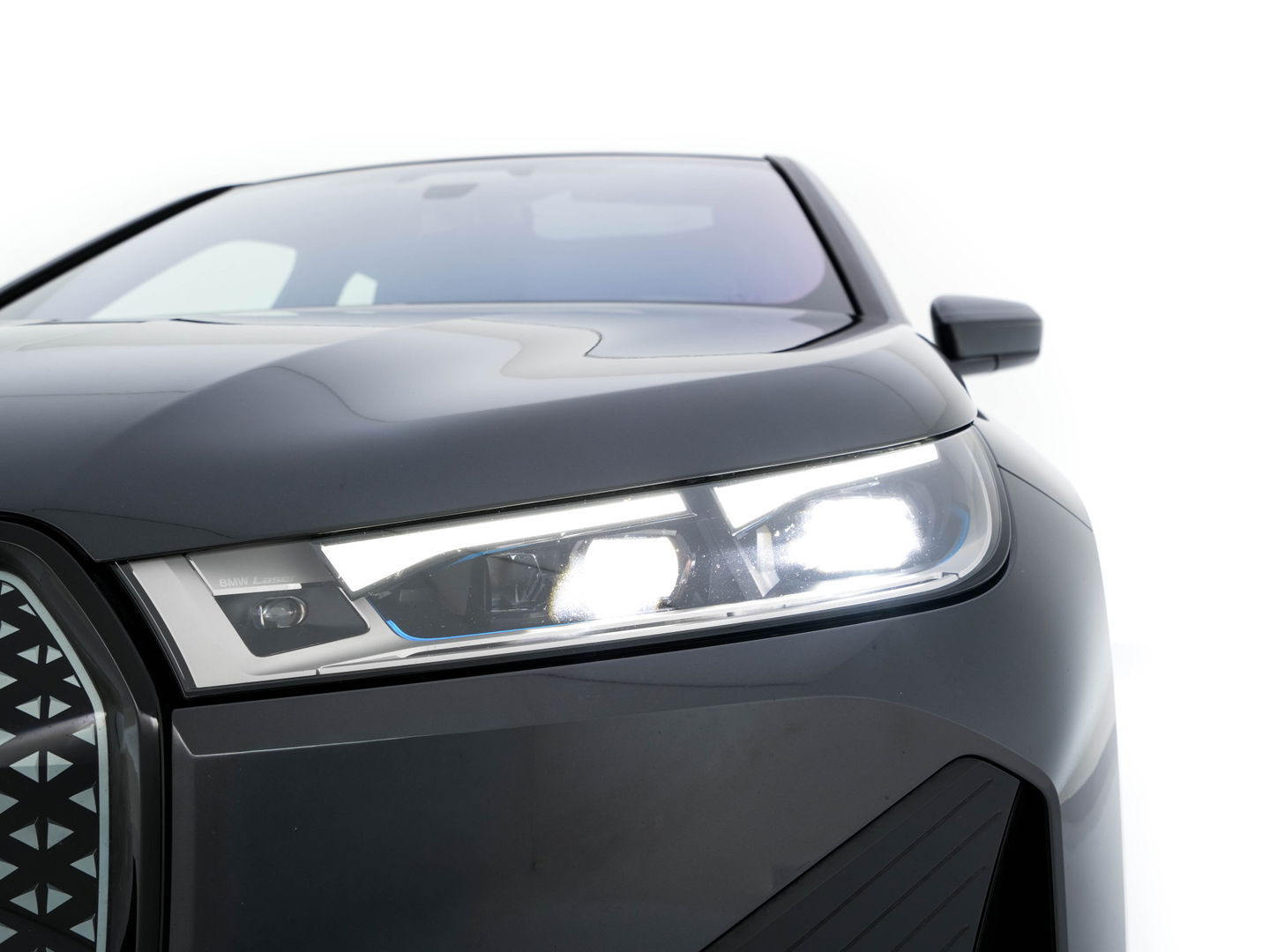 BMW iX xDrive40 High Executive 77 kWh ( 3-Fase ) {SOH-100%} (INCL-BTW) Aut. *PANO | HEAD-UP | HARMAN/KARDON-SURROUND | SOFT-CLOSE | DAB+ | DIGI-COCKPIT | HEATED-COMFORTSEATS | FULL-LED | CARPLAY | TOWBAR | AMBIENT-LIGHT | TOPVIEW | MEMORY-PACK |