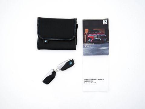 BMW iX xDrive40 High Executive 77 kWh ( 3-Fase ) {SOH-100%} (INCL-BTW) Aut. *PANO | HEAD-UP | HARMAN/KARDON-SURROUND | SOFT-CLOSE | DAB+ | DIGI-COCKPIT | HEATED-COMFORTSEATS | FULL-LED | CARPLAY | TOWBAR | AMBIENT-LIGHT | TOPVIEW | MEMORY-PACK |