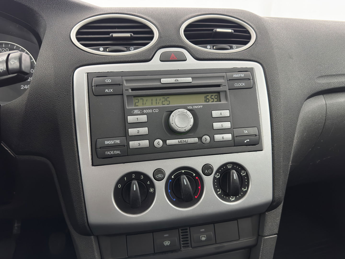 Ford FOCUS Wagon 1.6-16V Futura *AIRCO | CRUISE | COMFORT-SEATS | TOWBAR | 16''ALU*