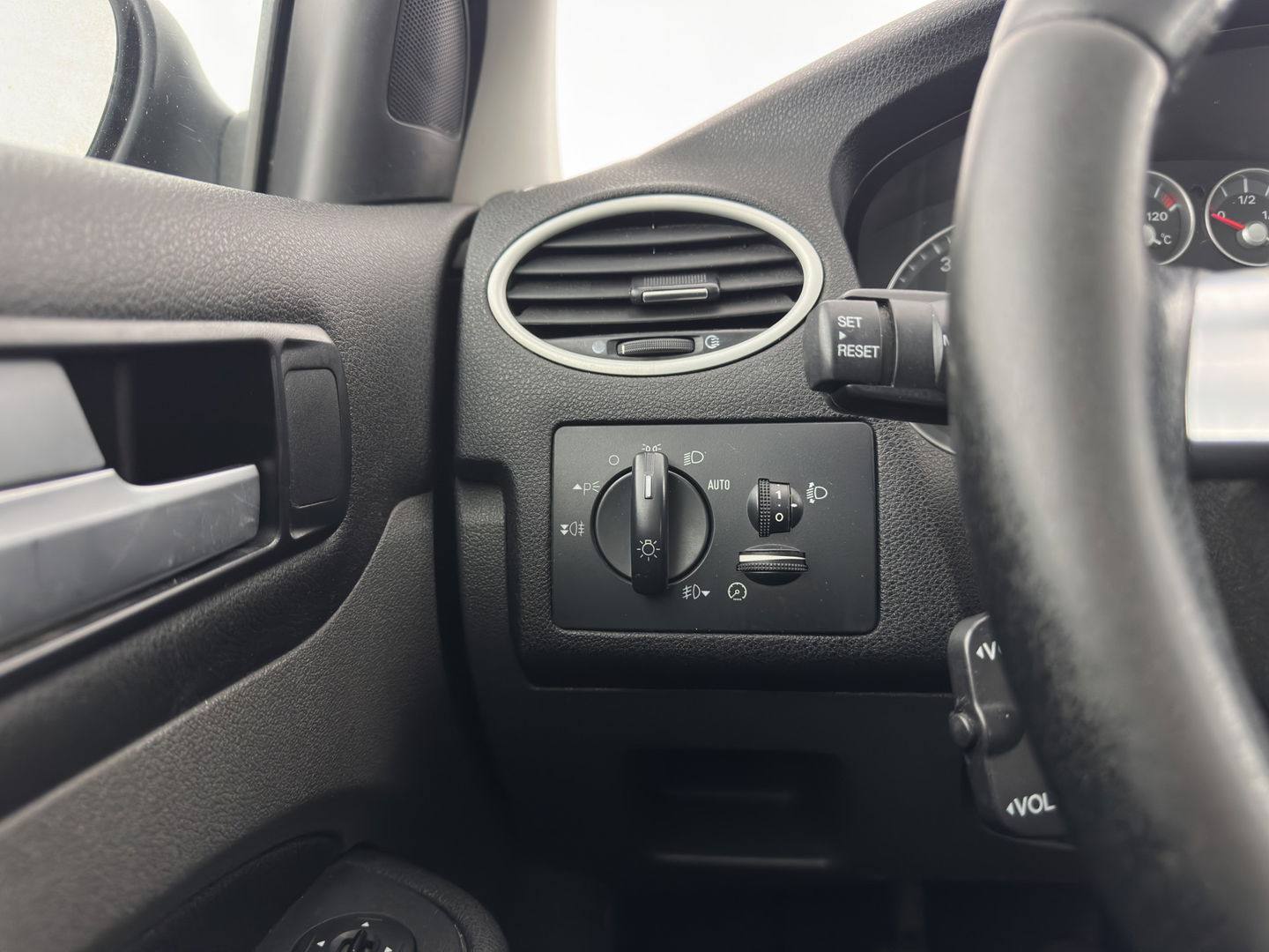 Ford FOCUS Wagon 1.6-16V Futura *AIRCO | CRUISE | COMFORT-SEATS | TOWBAR | 16''ALU*