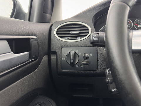 Ford FOCUS Wagon 1.6-16V Futura *AIRCO | CRUISE | COMFORT-SEATS | TOWBAR | 16''ALU*