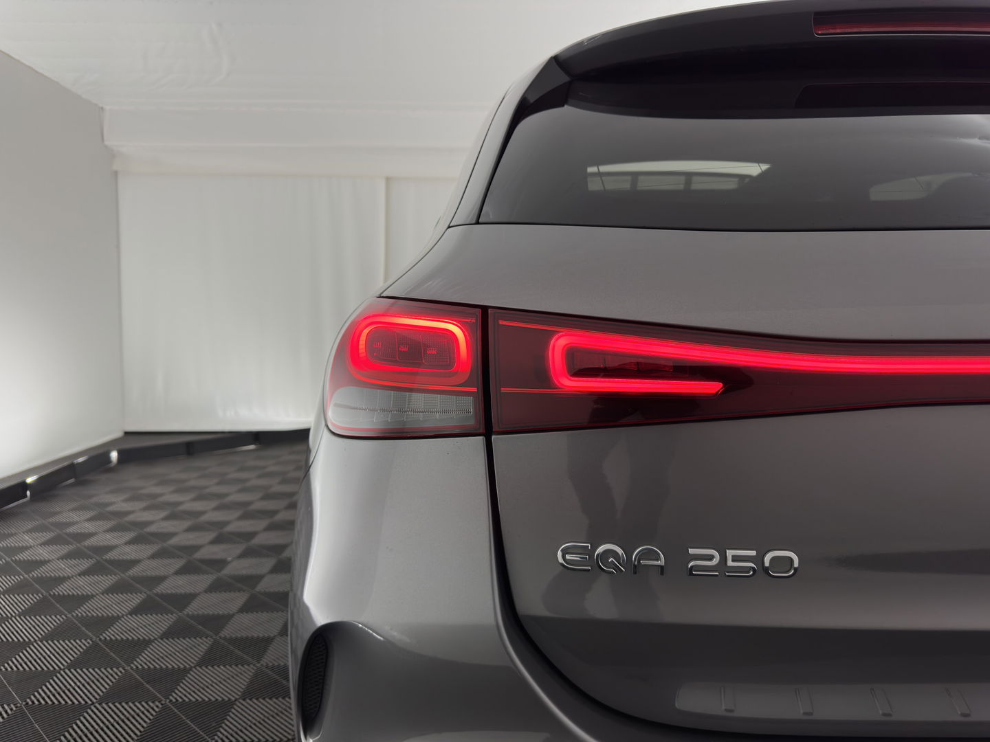 Mercedes-Benz EQA 250 Business Solution AMG 67 kWh [ 3-Fase ] { SOH-98% } (INCL-BTW) *AUT | PANO | NAVI-FULLMAP | LEATHER-MICORFIBRE | AMBIENT-LIGHT | KEYLESS | LANE-ASSIST | DYNAMIC-SELECT | PRIVACY-GLASS | DAB | CAMERA | DIGI-COCKPIT | HEATED-SPORTSEAT | CRUISE |