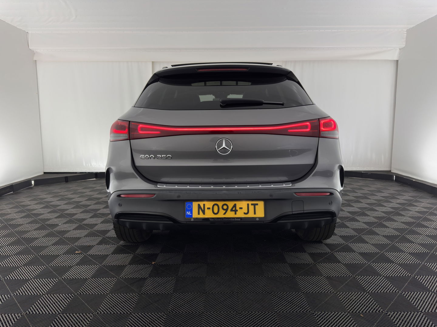 Mercedes-Benz EQA 250 Business Solution AMG 67 kWh [ 3-Fase ] { SOH-98% } (INCL-BTW) *AUT | PANO | NAVI-FULLMAP | LEATHER-MICORFIBRE | AMBIENT-LIGHT | KEYLESS | LANE-ASSIST | DYNAMIC-SELECT | PRIVACY-GLASS | DAB | CAMERA | DIGI-COCKPIT | HEATED-SPORTSEAT | CRUISE |