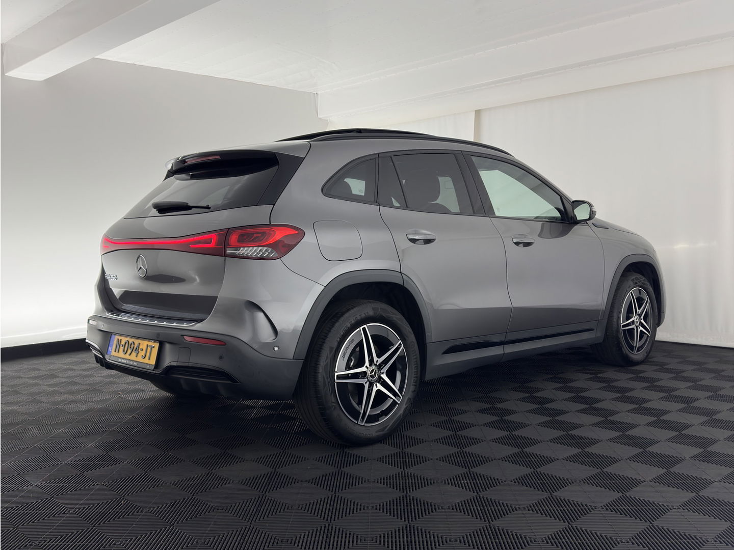 Mercedes-Benz EQA 250 Business Solution AMG 67 kWh [ 3-Fase ] { SOH-98% } (INCL-BTW) *AUT | PANO | NAVI-FULLMAP | LEATHER-MICORFIBRE | AMBIENT-LIGHT | KEYLESS | LANE-ASSIST | DYNAMIC-SELECT | PRIVACY-GLASS | DAB | CAMERA | DIGI-COCKPIT | HEATED-SPORTSEAT | CRUISE |